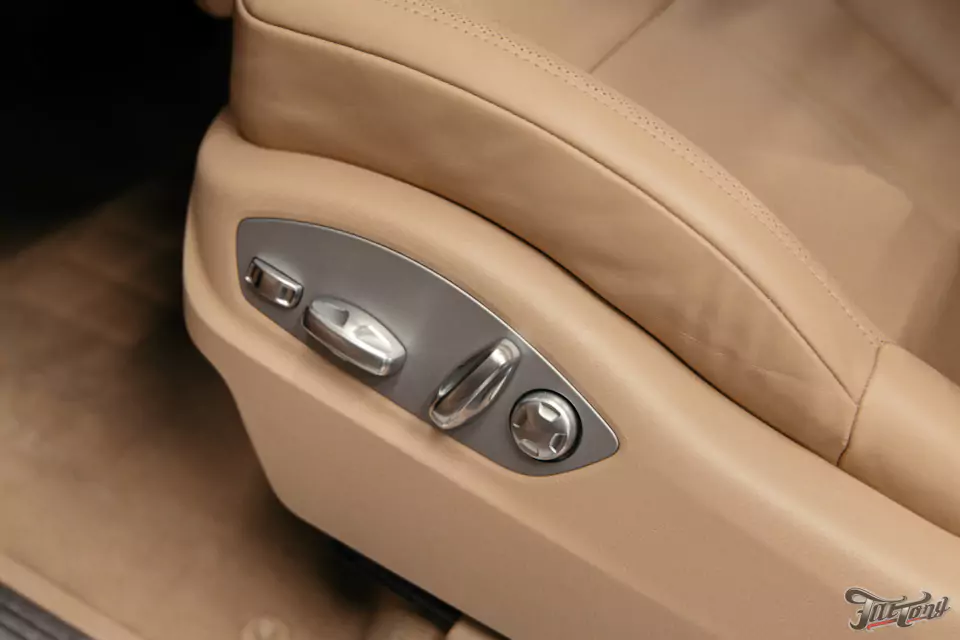 Комплексная химчистка салона и обработка кожи керамикой для Porsche Cayenne